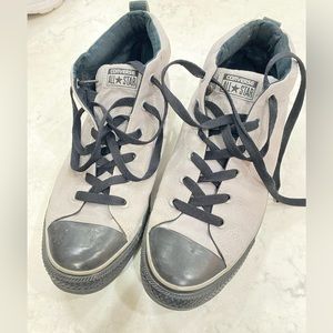 Men’s gray and black converse